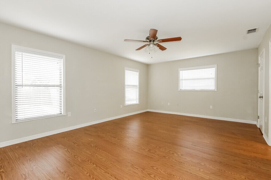 Building Photo - 411 Leafy Way Ave