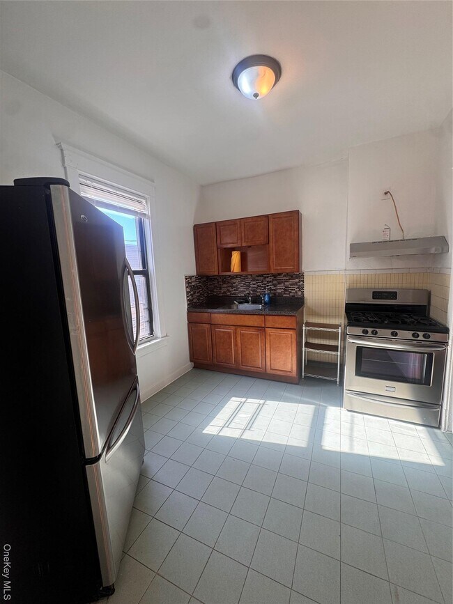 Building Photo - 583 Van Nest Ave