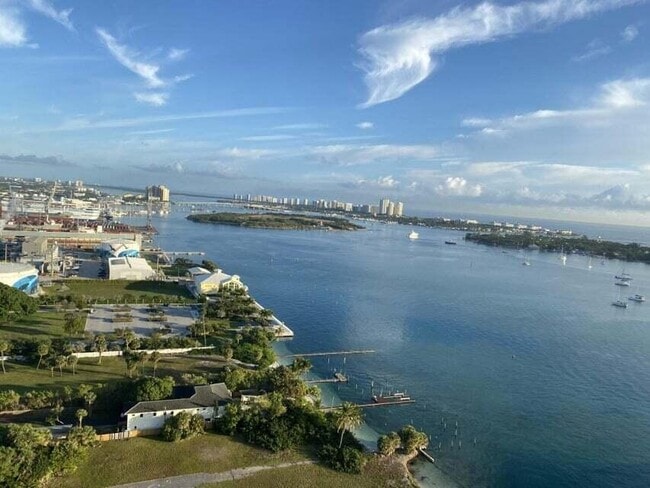 Building Photo - 5600 N Flagler Dr