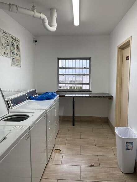 Building Photo - 1455 N Treasure Dr