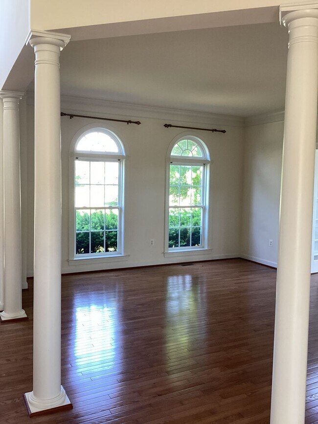Building Photo - House in Country Club Estates
