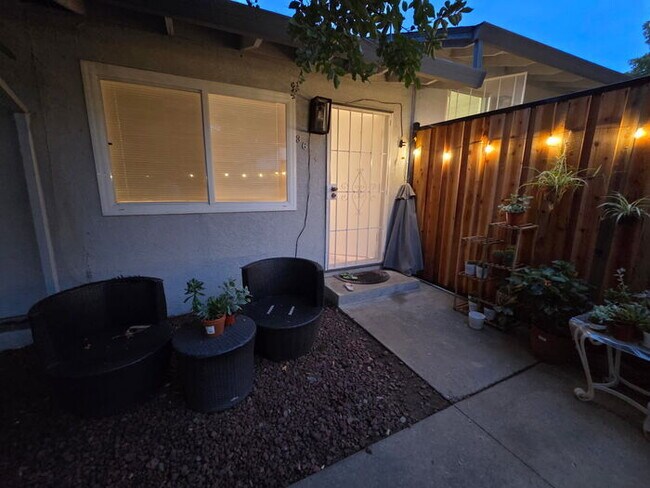 Primary Photo - 3 bed 1 bath Duplex with garage and privat...