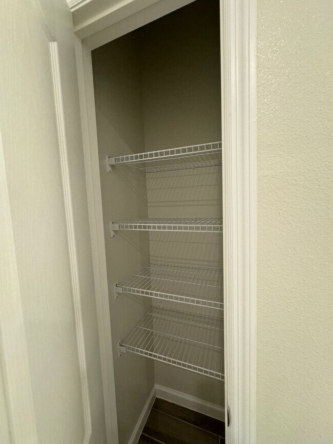 Building Photo - GATED 3 BEDROOM, 2.5 BATHROOM IN OVIEDO