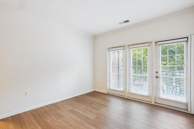 Building Photo - FRESH & READY! 2BD/2BA Next to METRO with ...