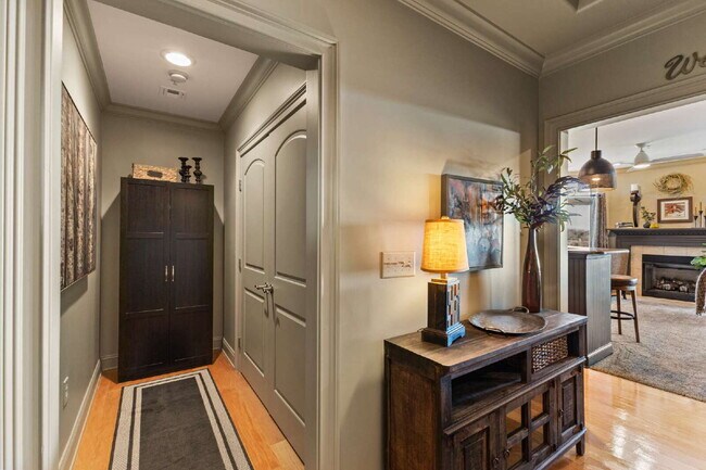 Building Photo - Luxury resort-style living: Fully furnished condo on the Cumberland River less than 25 miles from...