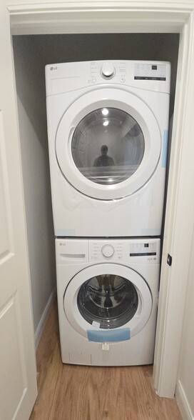 In Unit Washer/Dryer - 1205 Lee St