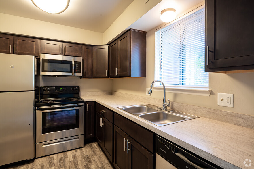 2BR, 2BA - 900 SF - Lower - Whispering Winds Apartments of Rochester H...