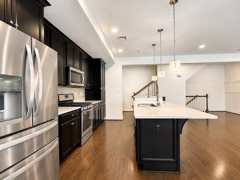 Building Photo - 708 Mayer Pl