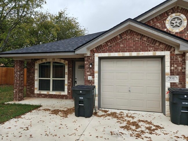 Building Photo - 701 Sladecek Dr