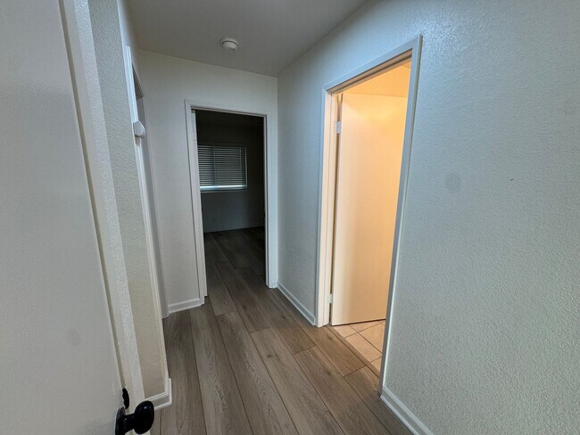 Building Photo - Grove Ave - IB