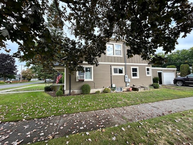 Building Photo - Three Bedroom House for Rent With a Garage...