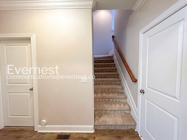 Building Photo - 3-Bed/2-Bath Home with Fireplace and 2-Car Garage/Available Now!