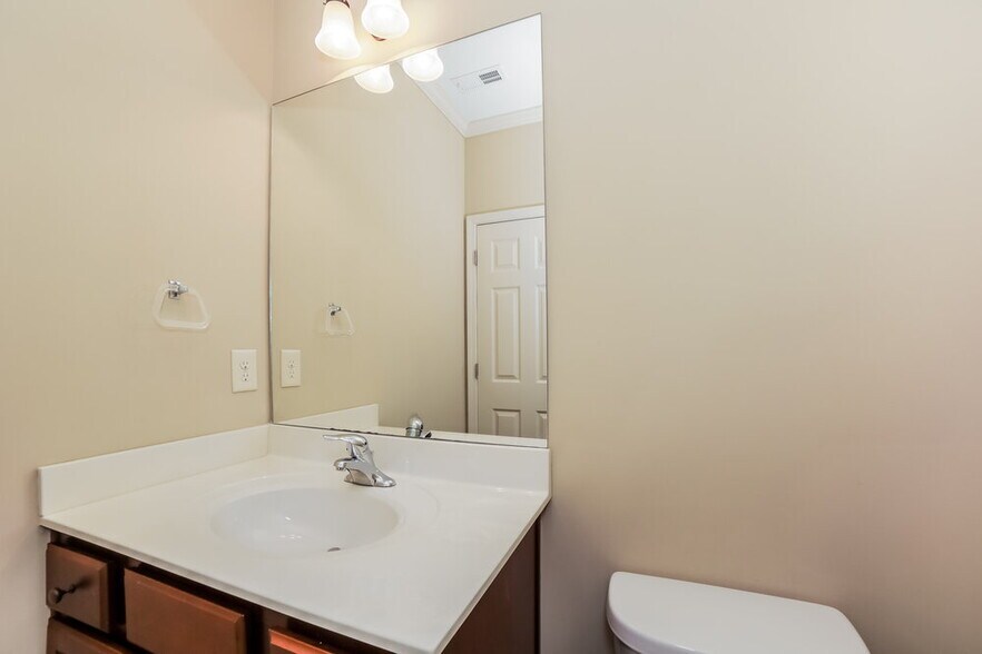 Building Photo - 2090 Hydrangea Ln