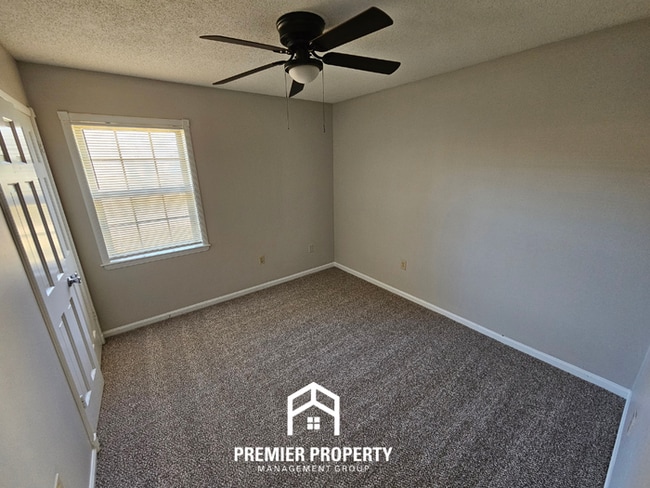 Building Photo - 4BR Memphis Home w/ Brick Fireplace, Formal Dining & Fenced Yard