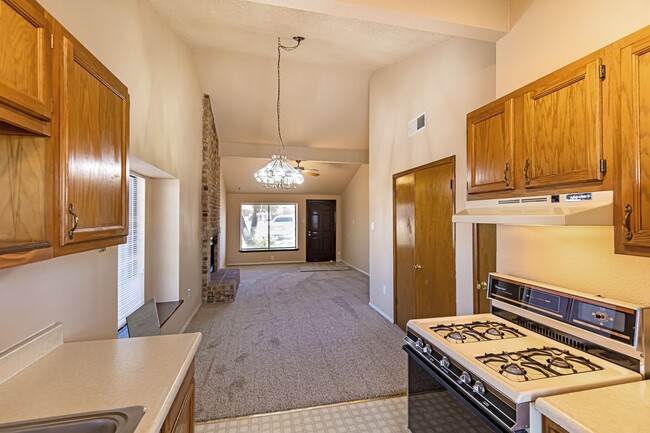 Building Photo - Super cute 2 bedroom townhouse!