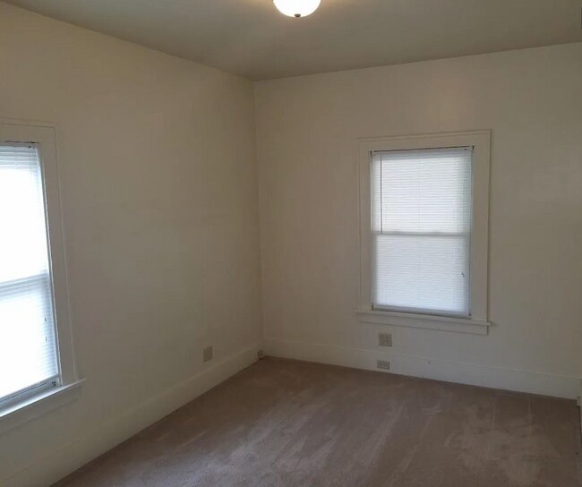 Building Photo - 1140 E Dayton St