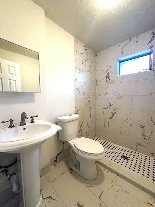 Building Photo - Huge 3 Bed House For Rent