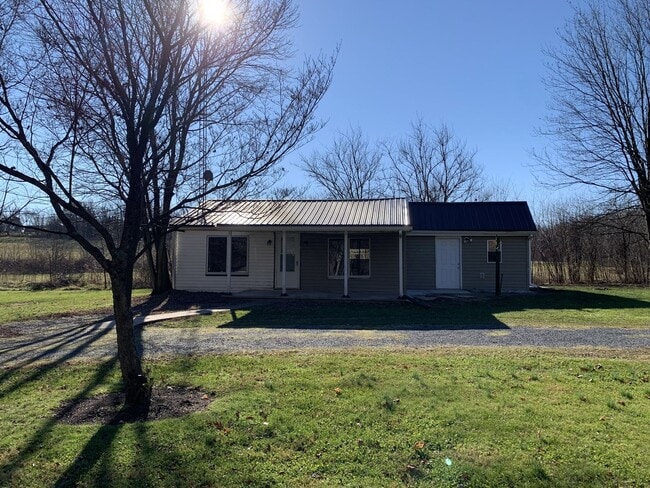 Primary Photo - CONTRACT PENDING!! Single family home with...