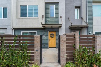 Building Photo - Beautiful Gardena Condominium in Gated Com...