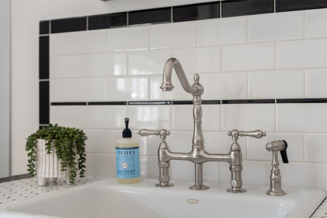 Building Photo - 2015 NW Flanders St