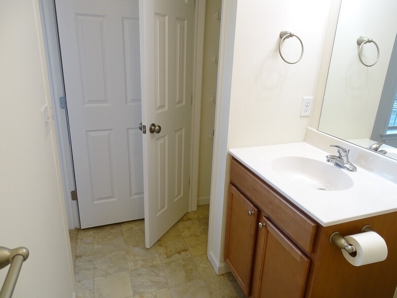 Building Photo - 346 Alexandria Ct