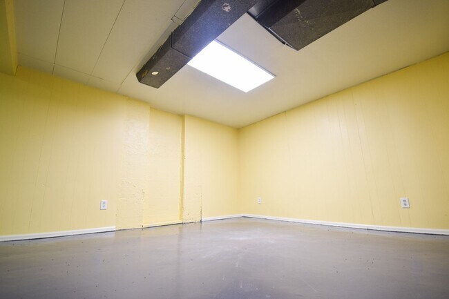 Building Photo - 5526 N Delaware Ave