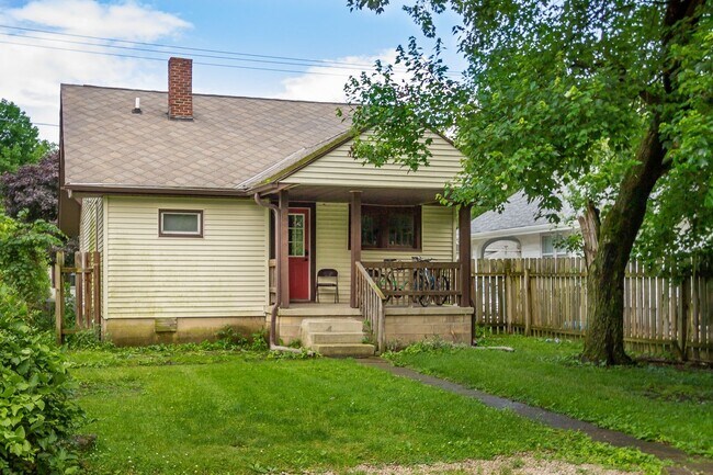 Building Photo - PRELEASING for AUGUST! Close to Campus