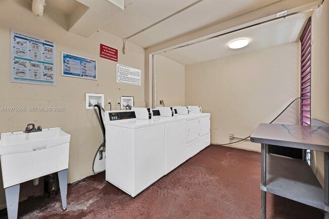 Building Photo - 3101 N Country Club Dr