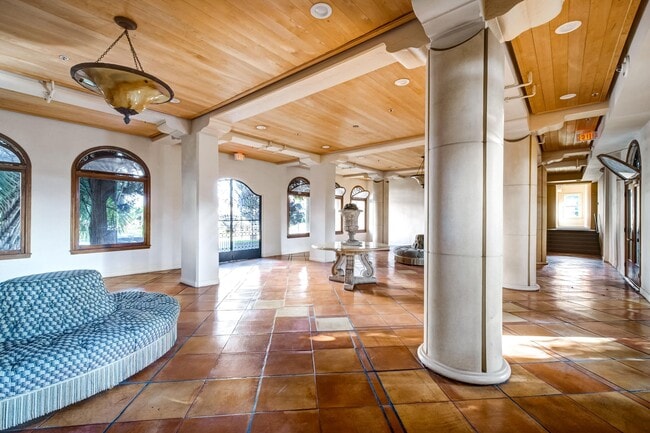 Building Photo - 109 N Sycamore Ave