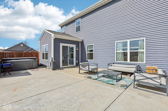 Building Photo - 6673 Laurelwood Dr