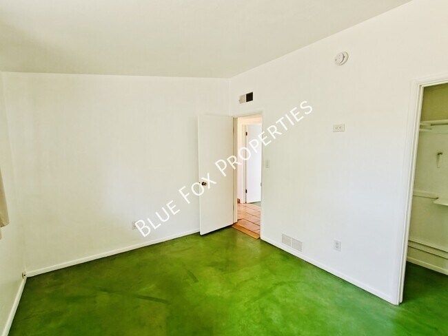 Building Photo - 633 N Avenida Calma