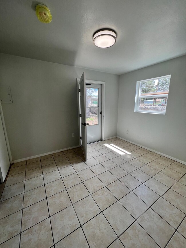Building Photo - 202 Mango Rd