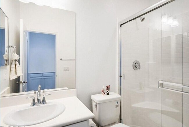 Building Photo - Beautifully Modern 3 bedroom Near Southern...