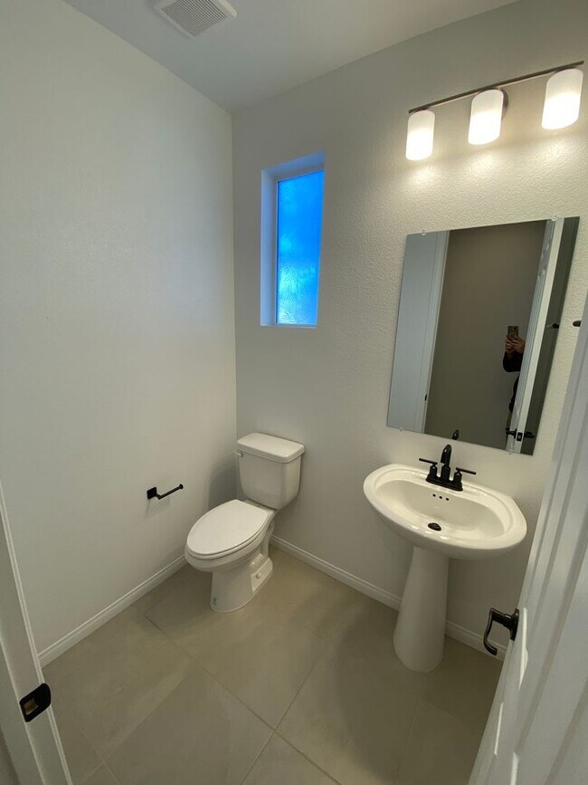 Building Photo - AMERICANA Property Mgmt - 3beds - 2 1/2baths Newly Townhouse in Henderson.