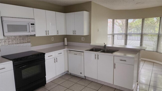Building Photo - 10628 SW 118th Pl