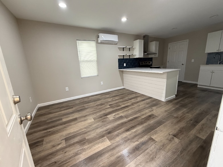 Building Photo - 303 E 7th St