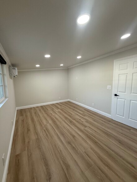 Building Photo - 1125 Stanley Ave