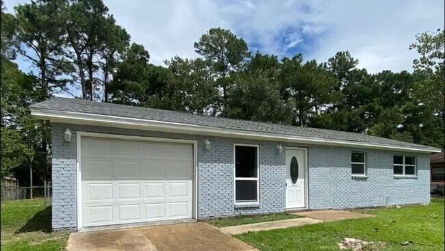 Building Photo - 3 Bedroom 2 Bath Available