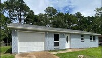 Building Photo - 3 Bedroom 2 Bath Available