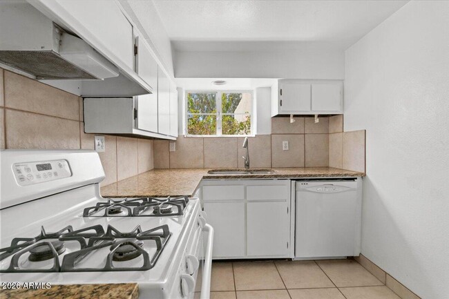 Building Photo - 5702 E Camelback Rd