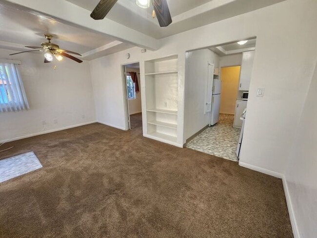 Building Photo - Charming 1bdr cottage with huge yard and garage!