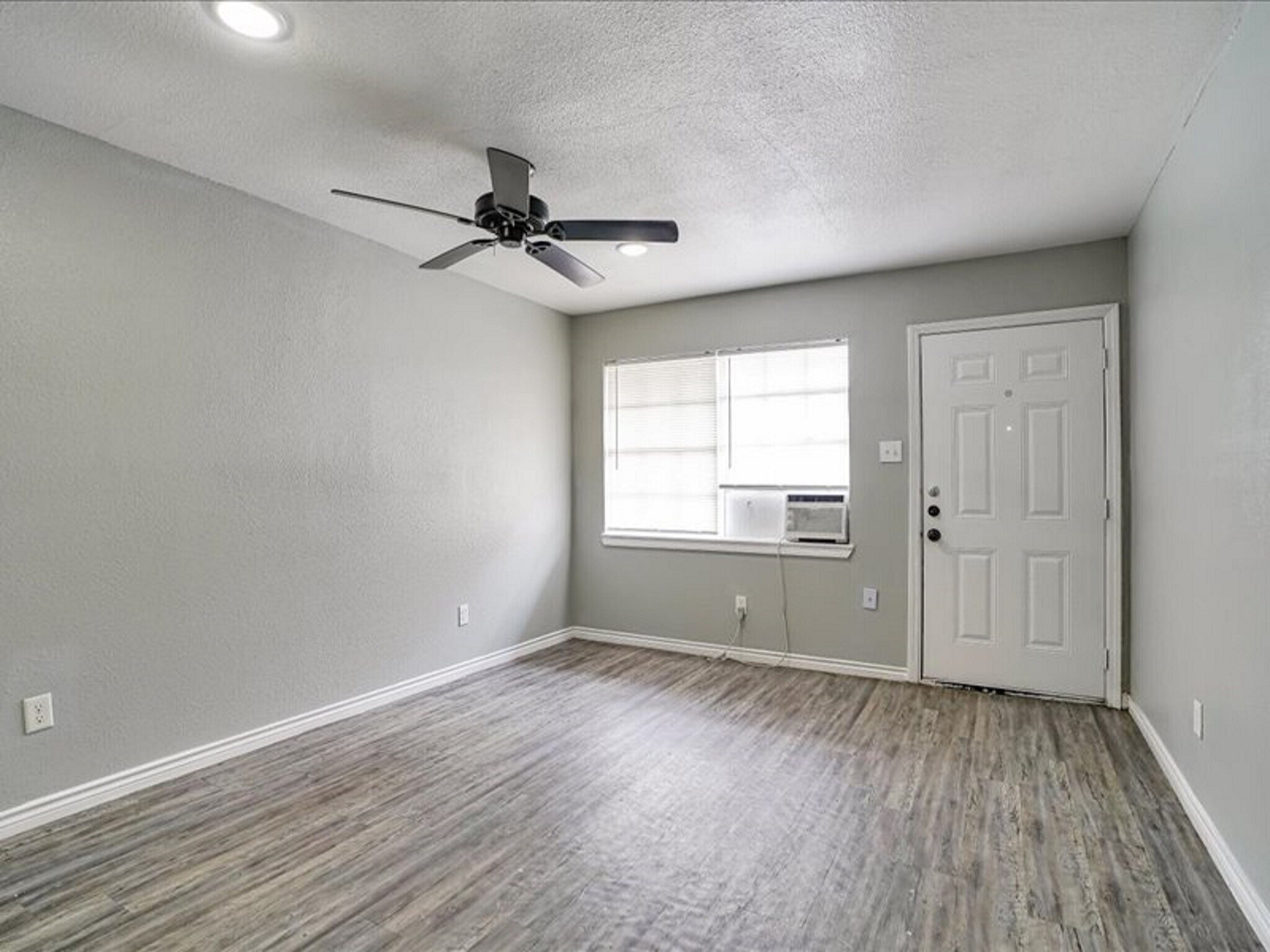 Building Photo - 5149 Lavender St