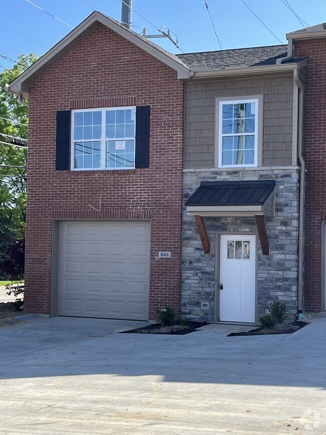 Building Photo - 501 Station Ct