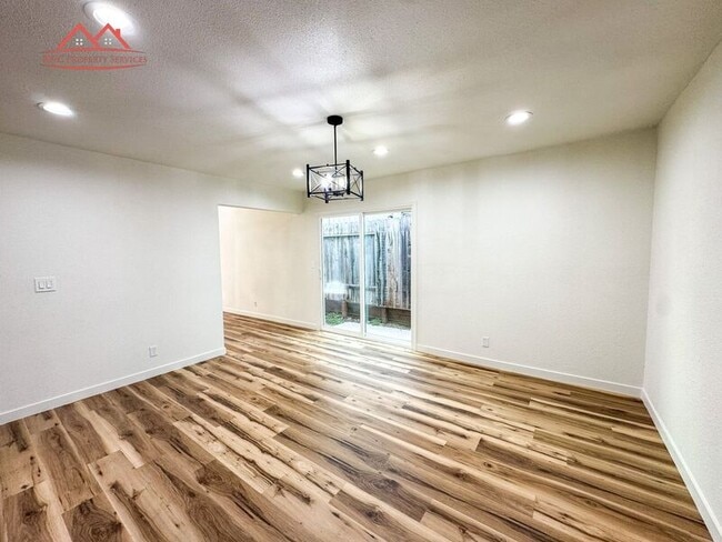 Building Photo - 5457 E Knoll Dr