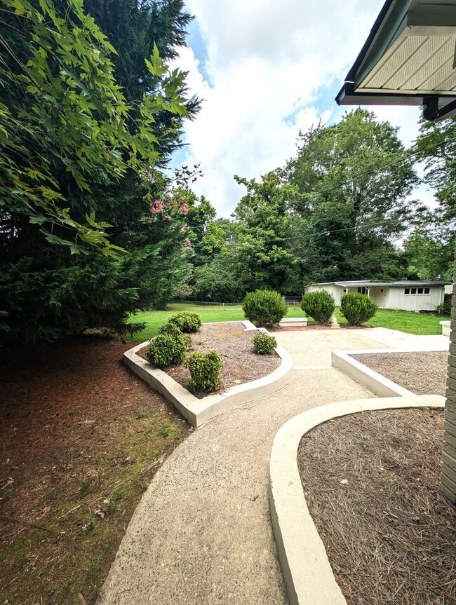 Building Photo - CherryVille Downtown, 3 bedroom, 100% Upgraded.