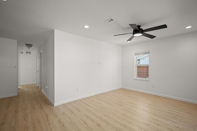 Building Photo - 3203 S Oak Dr