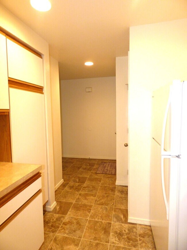 Building Photo - Rent Special: April's Rent FREE!! 2 Bedroom 1 Bath Unit NE Salem!