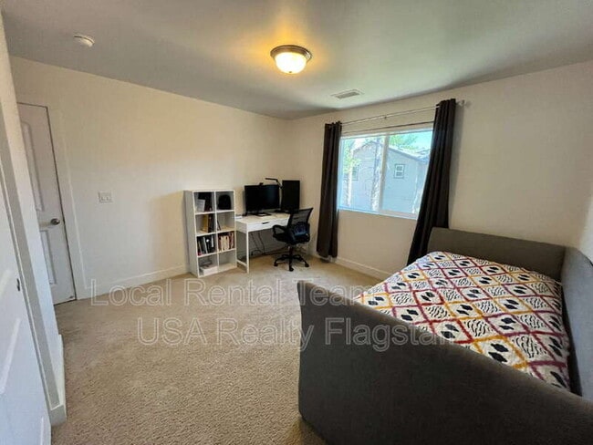 Building Photo - 2705 W Windtree Dr