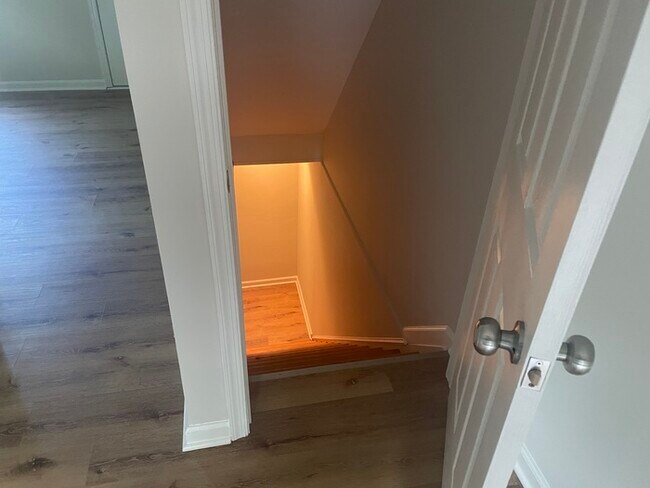 Building Photo - 3 Bedrooms 2 Bathrooms in a GREAT AREA