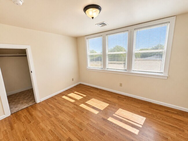 Building Photo - 1501 River Rd